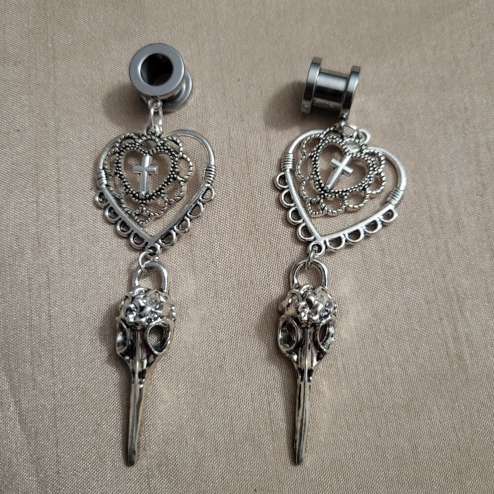 0 gauge (8mm) raven skull with hearts stainless steel ear tunnels, screw back